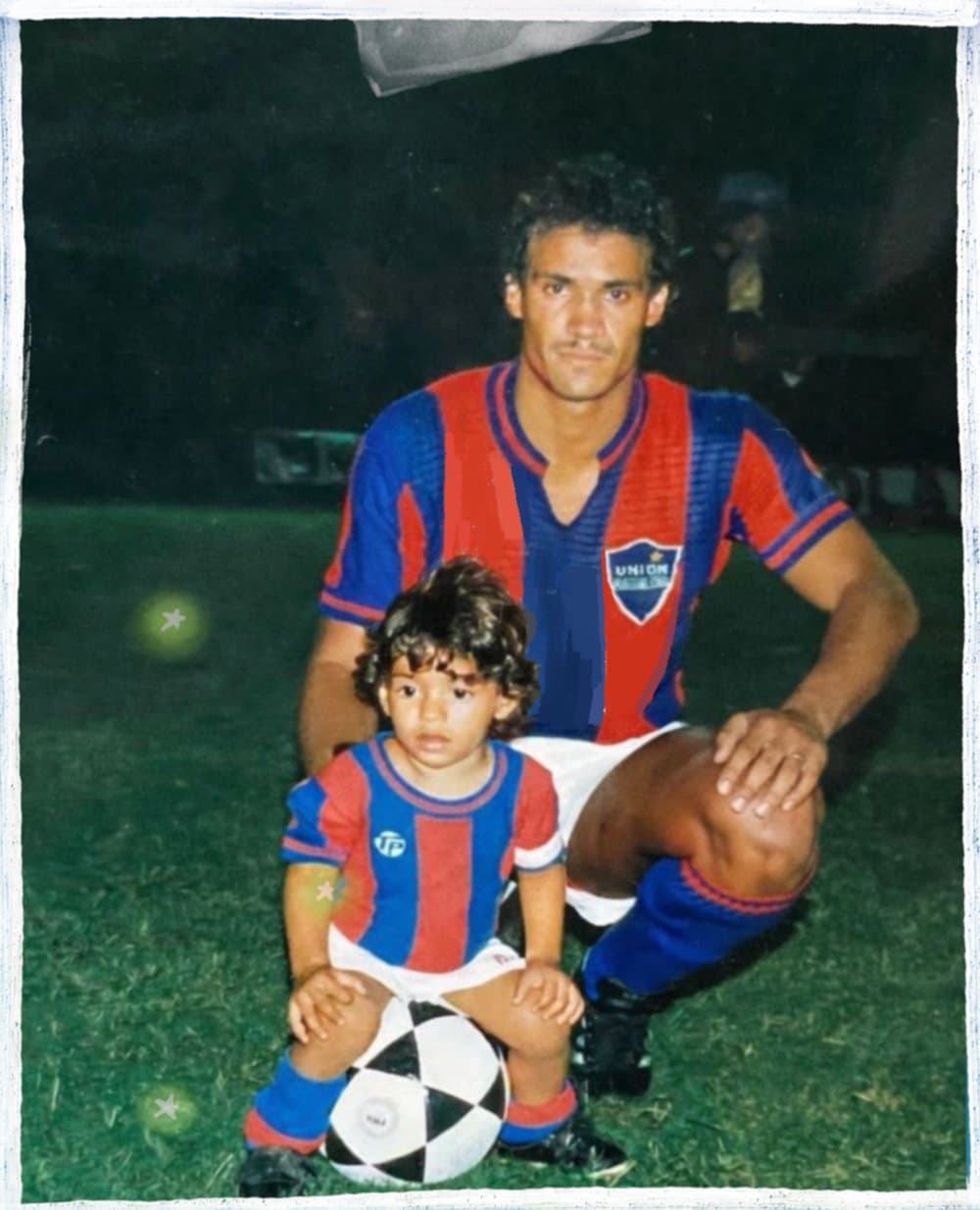Radamel Falcao de niño junto a su papá en una cancha de fútbol.